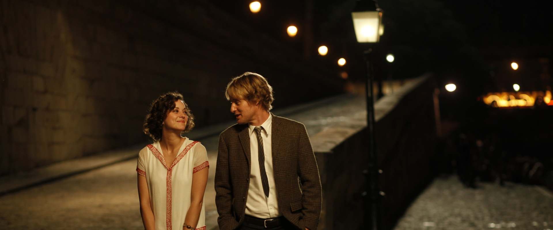 Midnight in Paris background 1