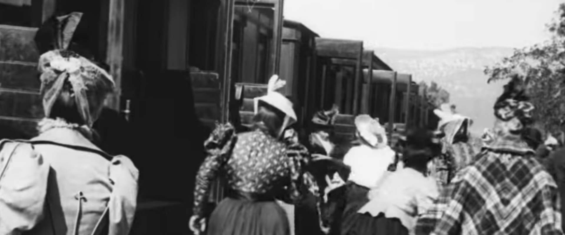 The Arrival of a Train at La Ciotat background 1