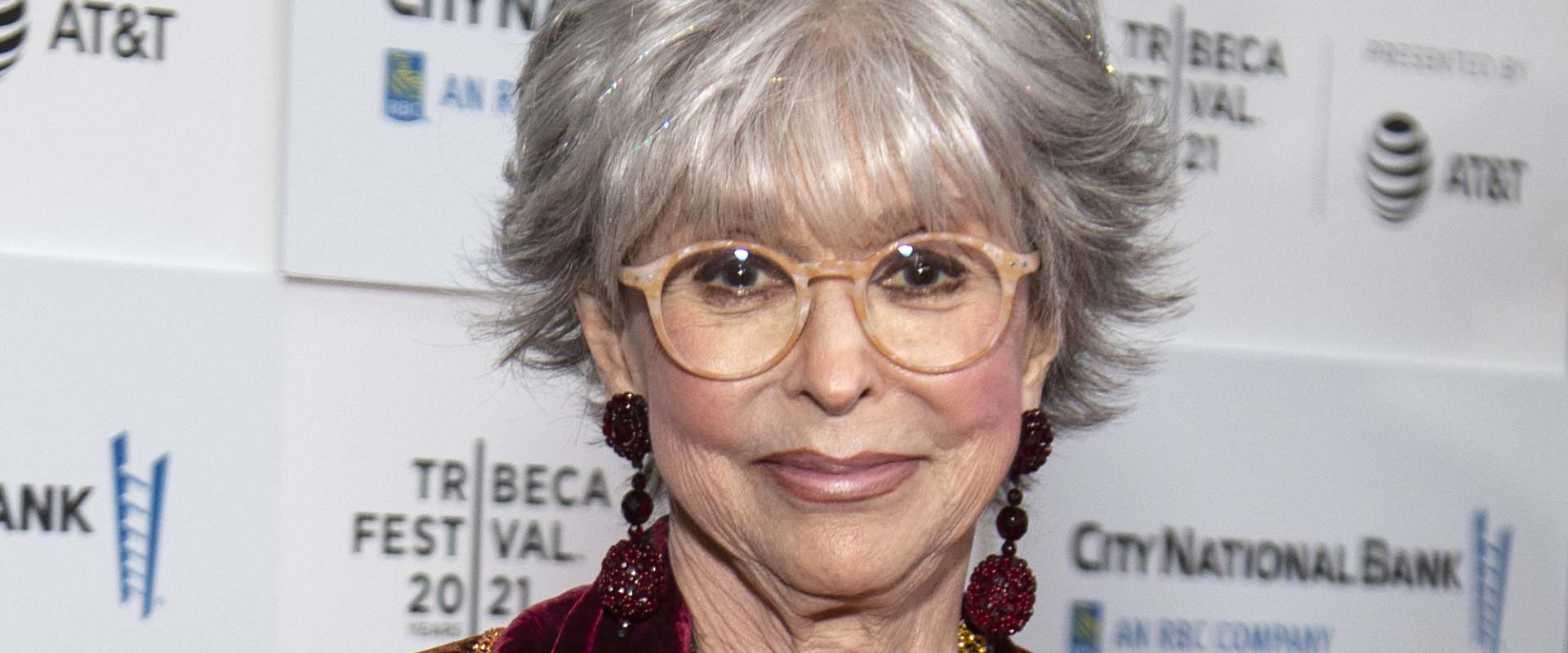 Rita Moreno: Just a Girl Who Decided to Go for It background 2