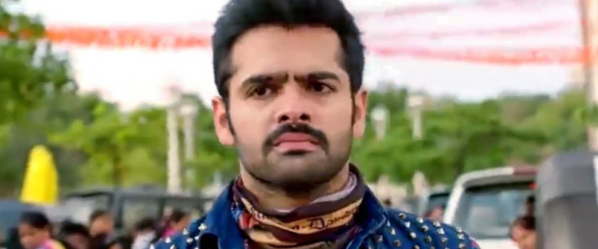 Nenu.. Sailaja... background 1