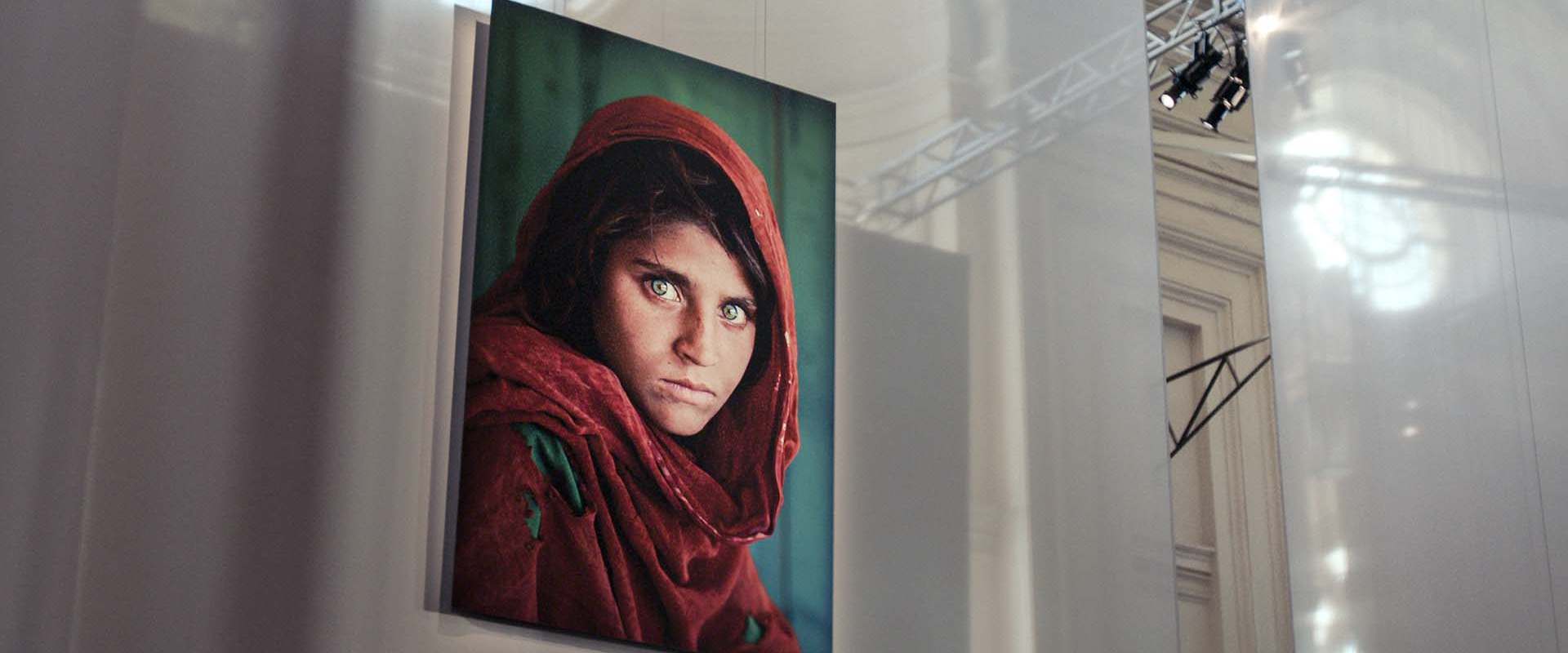 McCurry: The Pursuit of Colour background 2