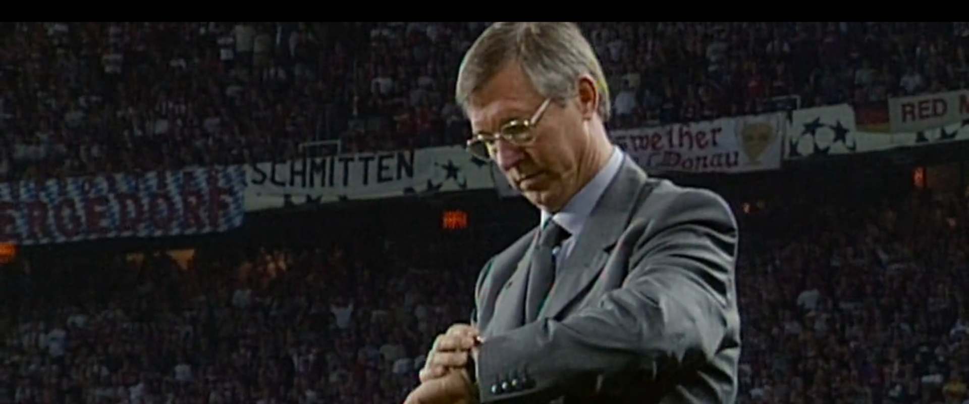 Sir Alex Ferguson: Never Give In background 1