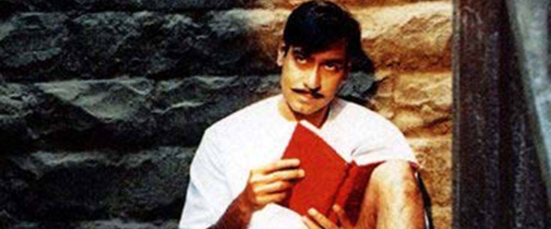 The Legend of Bhagat Singh background 2