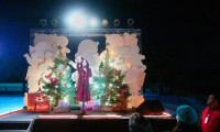 Undercover Holiday Movie Still 7