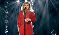 Kelly Clarkson Presents: When Christmas Comes Around Movie Still 1